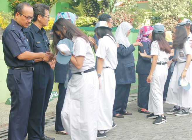 Hari Pertama Masuk Sekolah di awali dengan Halal Bilhalal dengan Kepala Sekolah, Guru dan Karyawan.